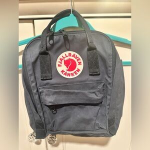 FJALLRAVEN Kånken Black Mini Backpack